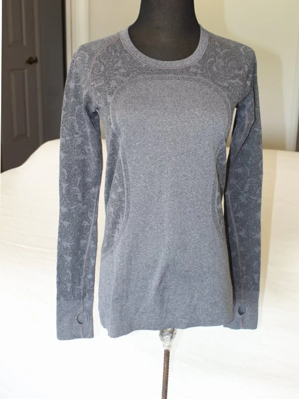 Lululemon Swiftly Tech Long Sleeve Crew Heathered Black Size 8 Sporty Gym Casual